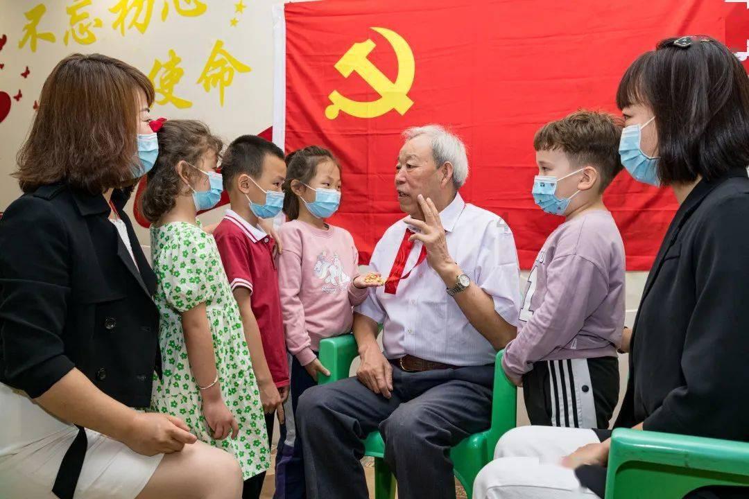 别装了《繁花》，其实就是一个男人跟四个女人暧昧纠葛的故事